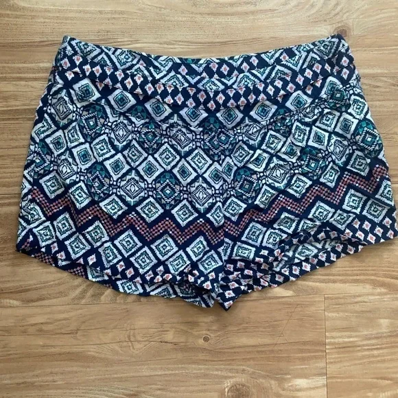 Charlotte Russe Printed Mosaic Booty Shorts with Pocket - Picture 4 of 7